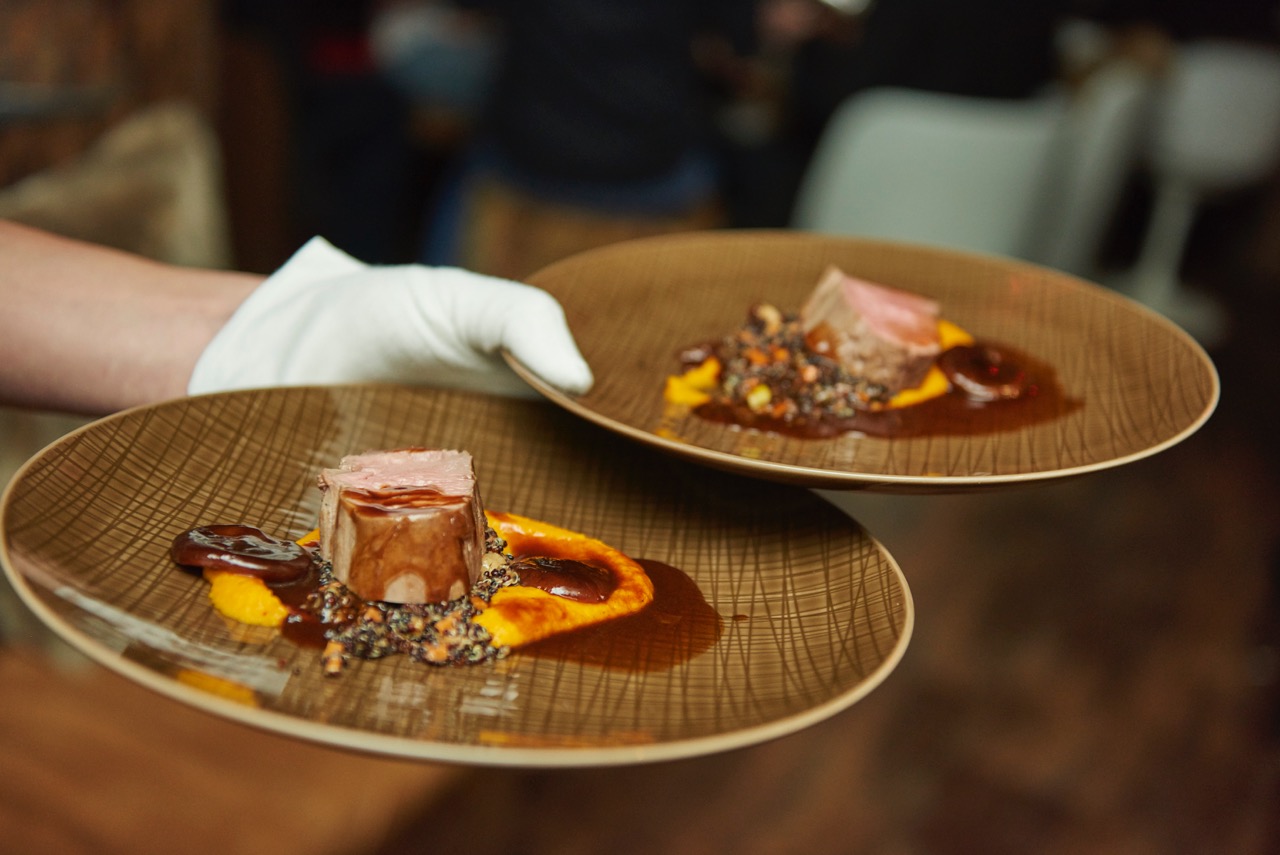 Fleisch auf braunem Teller